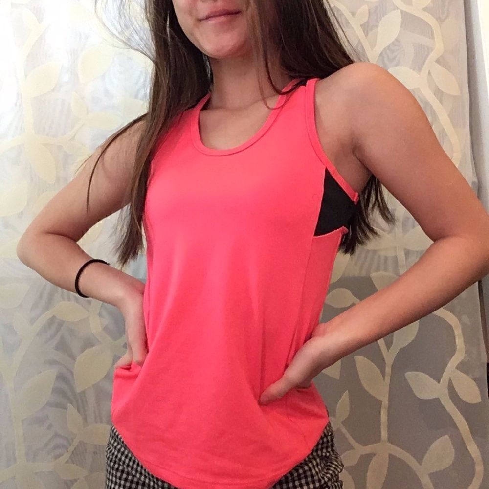 Brighhtttt pink workout top‎